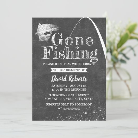 Ruheständlicher Gone Fischen Rustikale Chalkboard Einladung (Stehend Vorderseite)
