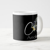 Ruhestands-Blumenmonogramm-Wasserfarbe schwarz Jumbo-Tasse (Vorderseite Rechts)