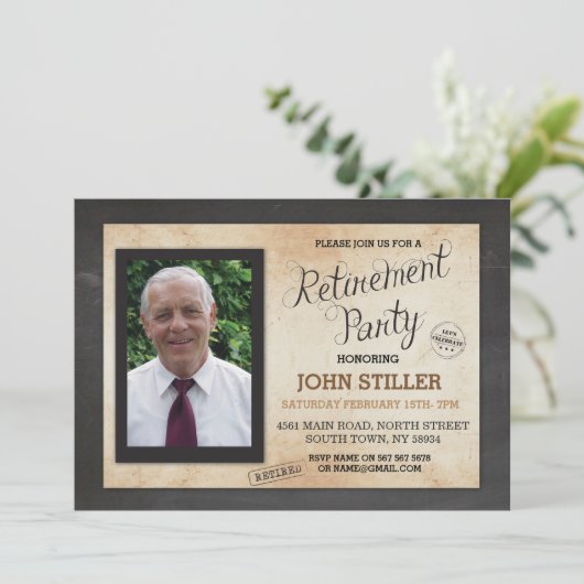 Ruhestands-Foto-Kreide-rustikale Party Einladung (Stehend Vorderseite)