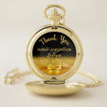 Ruhestandsanwalt Black Gold Bogen Vielen Dank Taschenuhr<br><div class="desc">Elegant,  klassisch,  glamourös und feminin. Ein Geschenk für eine pensionierte Anwältin. Ein Imitat mit goldfarbenem Bogen und Band mit goldenem Glitzer und Funkeln,  ein bisschen Bling und Luxus. Schwarzer Hintergrund. Mit dem Text: Vielen Dank,  Vorlagen für einen Namen und Beruf,  Beruf.</div>