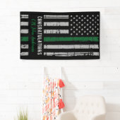 Ruhestandsflagge der Militärarmee mit dünner grüne Banner (Insitu)