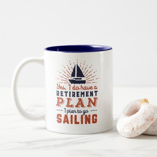 Ruhestandsplan für Funny Remüde Segeln auf Segelbo Zweifarbige Tasse (Mit Donut)