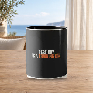 Ruhetag ist ein Trainingstag Schwarzer Fitness-B Zweifarbige Tasse