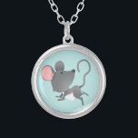 Ruhig als Maus-Süße Tier-Cartoon Versilberte Kette<br><div class="desc">Ein niedliches kleines Maus-Cartoon-Bild vor einem hellblauen Hintergrund. Sie können den blauen Hintergrund mithilfe der Hintergrundselektion in eine andere Farbe ändern. Das macht ein nettes Kindergeschenk.</div>