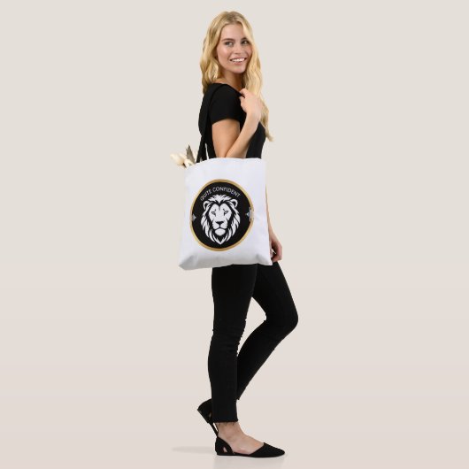 Ruhig Selbstsicher – Minimalistisches Typografie-D Tasche (Am Model)
