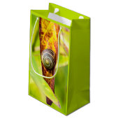 ruhige Bindung Kleine Geschenktüte (Rückseite Schrägansicht)
