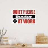 Ruhige Bitte Arzt am Arbeitsplatz Poster (Küche)