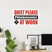 Ruhige Bitte Phlebotomistin am Arbeitsplatz Poster (Heimbüro)