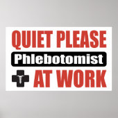Ruhige Bitte Phlebotomistin am Arbeitsplatz Poster (Vorne)