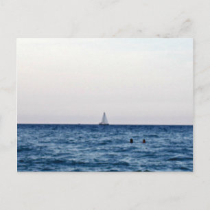 Ruhige blaue See mit Segelboot am weißen Horizont Postkarte
