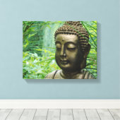 Ruhige Buddha-Statue in einem grünen grünen Wald. Leinwanddruck (Insitu (Holzboden))