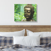 Ruhige Buddha-Statue in einem grünen grünen Wald. Leinwanddruck (Insitu (Schlafzimmer))