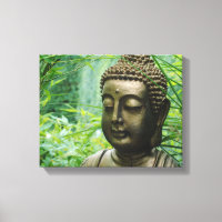 Ruhige Buddha-Statue in einem grünen grünen Wald.