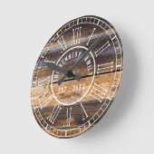 Ruhige Holzbauernhäuser Weiße römische Zahlen Runde Wanduhr (Winkel)