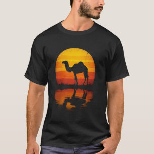 Ruhige Kamel-Sonnenuntergangs-Wüsten-Szene T-Shirt