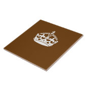 Ruhige Krone auf brauner Dekoration behalten Fliese (Seite)