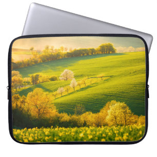 Ruhige ländliche Landschaft in Sonnenstrahlen. Sch Laptopschutzhülle