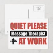 Ruhige Massagetherapeutin am Arbeitsplatz Postkarte (Vorne/Hinten)