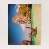 Ruhige Ozeanstrand mit Boot und Felsen oder Ihrem Puzzle (Vertikal)
