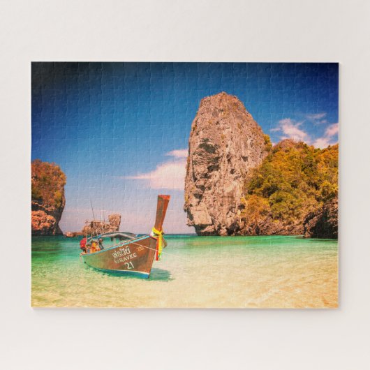 Ruhige Ozeanstrand mit Boot und Felsen oder Ihrem Puzzle (Horizontal)