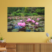 Ruhige Reflektionen: rosa Wasserlilien Leinwanddruck (Insitu (Wohnzimmer))
