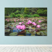 Ruhige Reflektionen: rosa Wasserlilien Leinwanddruck (Insitu (Holzboden))