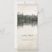 ruhige rustikale Seenreflexion schlanke Hochzeit Einladung (Rückseite)
