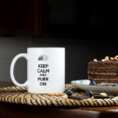 Ruhige und saubere Katze auf der Skizze behalten Kaffeetasse