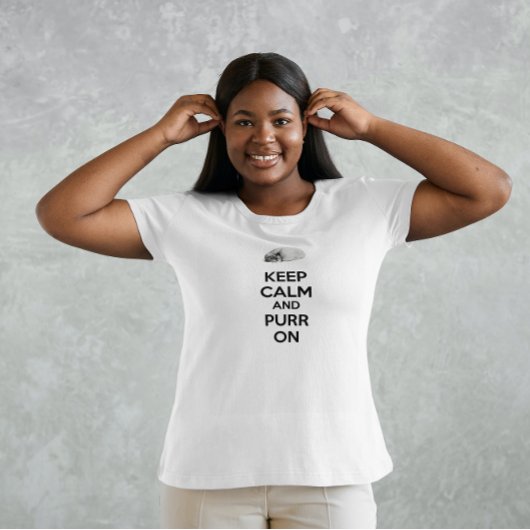 Ruhige und saubere Katze auf der Skizze behalten T-Shirt