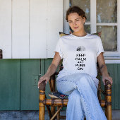 Ruhige und saubere Katze auf der Skizze behalten T-Shirt