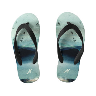 Ruhige Wasserfarben-Bergszene mit Monogramm  Kinderbadesandalen
