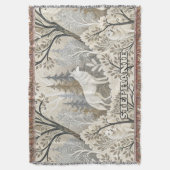 Ruhige Winterwaldlandschaft mit weißen Wölfen Decke (Vorderseite Vertikal)