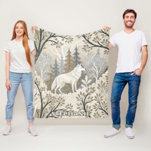 Ruhige Winterwaldlandschaft mit weißen Wölfen Fleecedecke