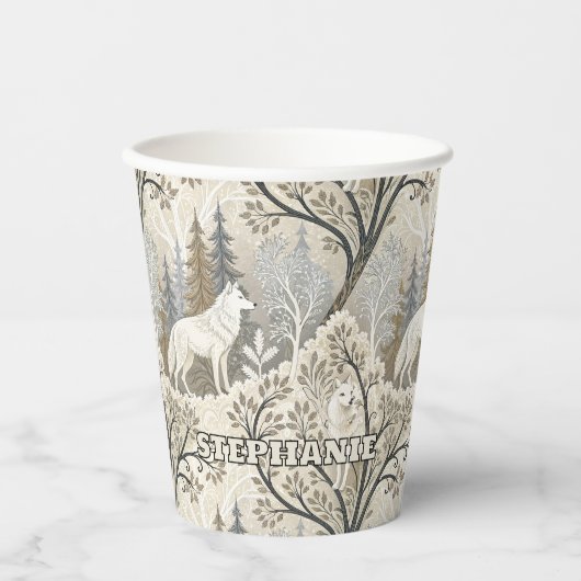 Ruhige Winterwaldlandschaft mit weißen Wölfen Pappbecher (Vorderseite)