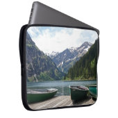 Ruhiger Alpensee und Boote Fotografie Laptopschutzhülle (Vorne Rechts)