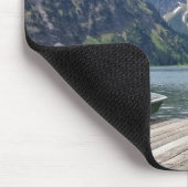 Ruhiger Alpensee und Boote Fotografie Mousepad (Ecke)