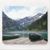Ruhiger Alpensee und Boote Fotografie Mousepad (Vorne)