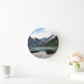 Ruhiger Alpensee und Boote Fotografie Runde Wanduhr (Zuhause)