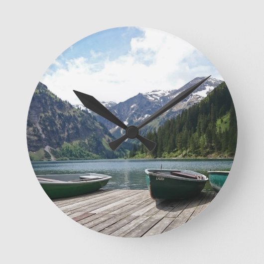 Ruhiger Alpensee und Boote Fotografie Runde Wanduhr (Vorderseite)
