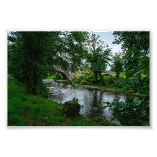 Ruhiger Fluss Elwy und St. Asaph-Brücke Fotodruck