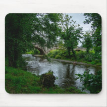 Ruhiger Fluss Elwy und St. Asaph-Brücke