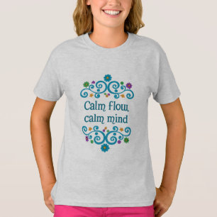 Ruhiger Fluss, ruhiger Geist – Florales Zitat Mädc T-Shirt