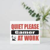 Ruhiger Gamer am Arbeitsplatz Postkarte (Stehend Vorderseite)