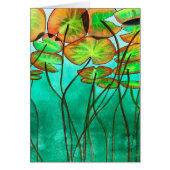 ruhiger grüner Teich mit Lilypaden (Vorne)