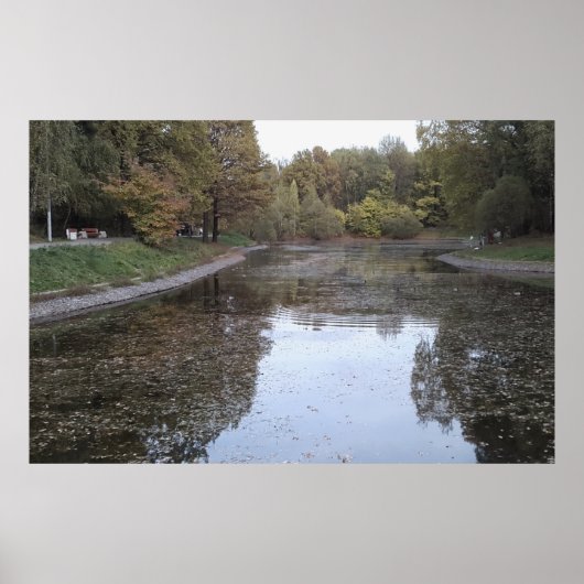 Ruhiger Herbstsee – Skandinavische Edition Poster (Vorne)
