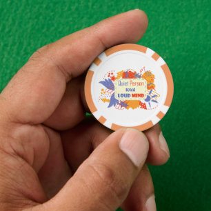 Ruhiger Mensch mit lauter Gedanken blau gelb Pokerchips