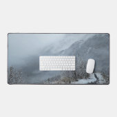 Ruhiger, schneebedeckter Weg am Desktop Schreibtischunterlage (Tastatur & Maus)