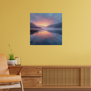 Ruhiger See bei Sonnenaufgang – Friedliche Naturla Poster