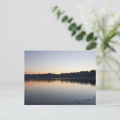 Ruhiger See in der Dämmerung Postkarte (Stehend Vorderseite)