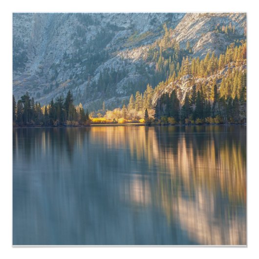 Ruhiger See mit Licht und Schatten Poster (Vorderseite)